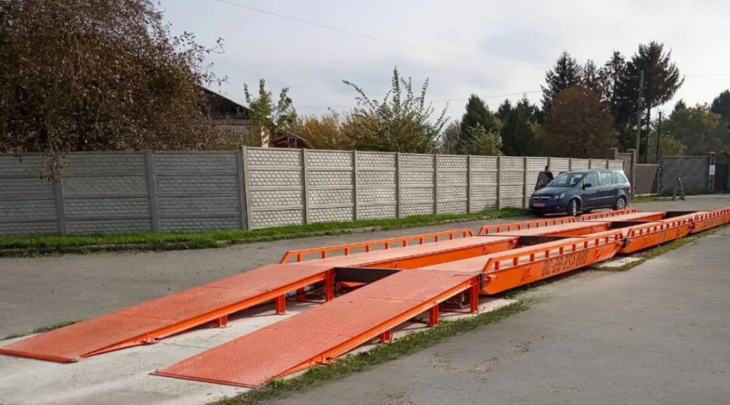 [:ru]Колейные металлические автомобильные весы с эстакадой и металлическими подъездными рампами[:en]Rail-type metal truck scales with service platform and steel approach ramps[:ua]Колійні металеві автомобільні ваги з естакадою та металевими під’їзними рампами[:]