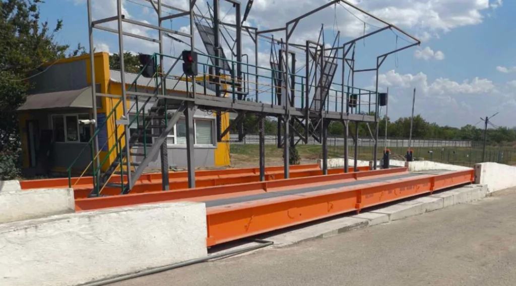 [:ru]Автомобильные весы с обслуживающей металлической эстакадой[:en]Truck scales with a metal service platform[:ua]Автомобільні ваги з обслуговуючою металевою естакадою[:]